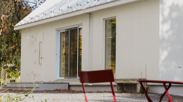Vue du studio avec grande fenestration côté ouest