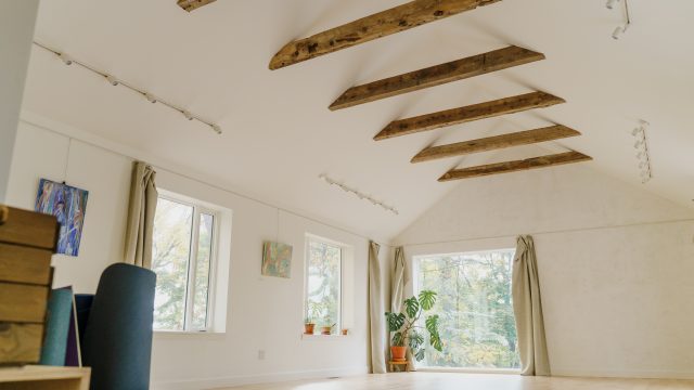 Vue globale intérieure du grand studio côté sud est avec matériel pour cours de yoga