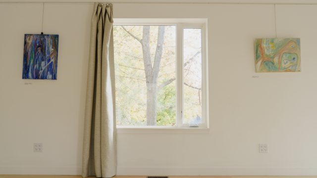 Mur servant à afficher les oeuvres d'arts des artistes résidents